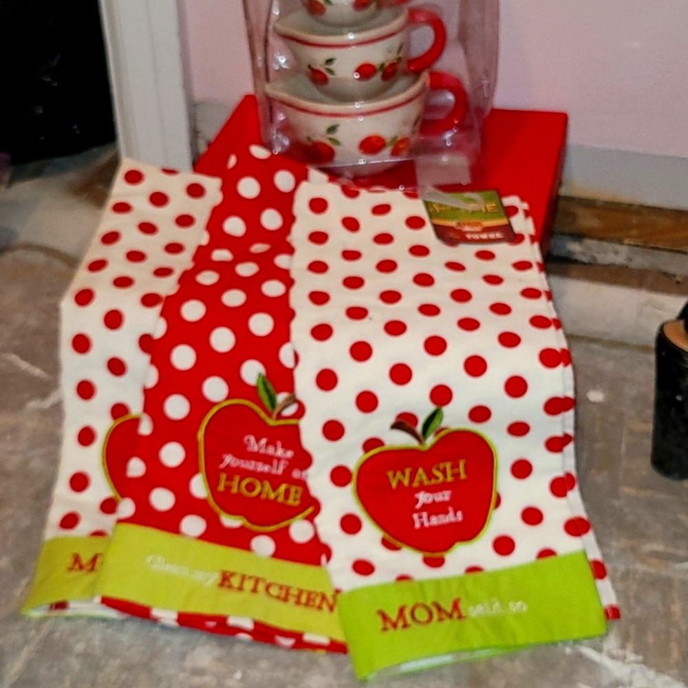 Cracker Barrel tea towels & measuring cups